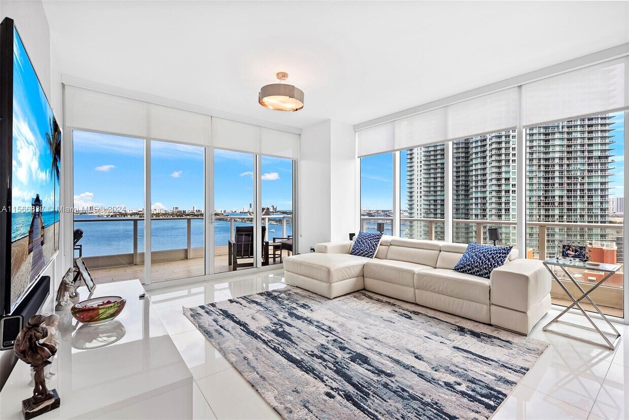 Primary Photo - 2020 N Bayshore Dr