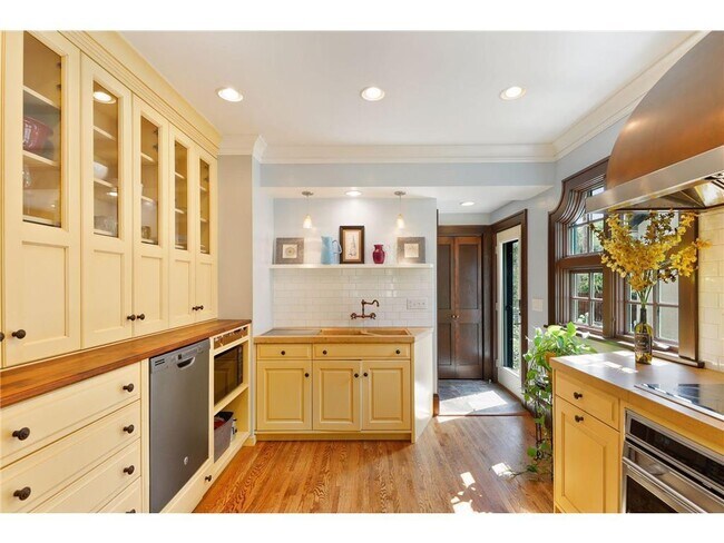 Building Photo - 1748 St Clair Ave