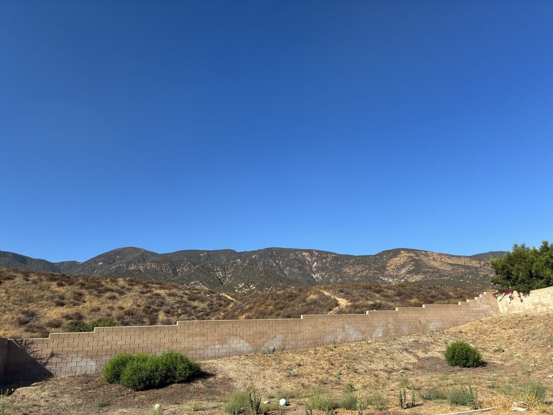 Building Photo - NEWLY UPDATED 4+2 IN EXCELLENT AREA OF SAN...