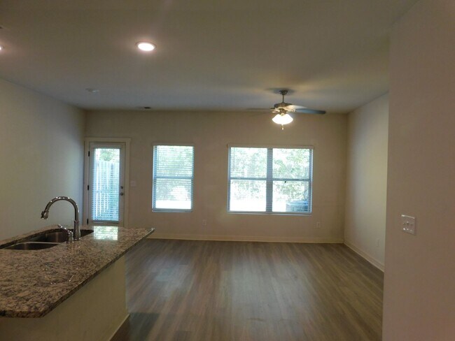 Foto del edificio - 672 The Heights Ln
