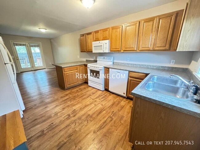 Building Photo - 5 River Village Dr