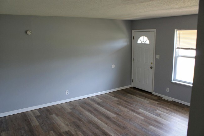 Foto del edificio - 713 Demaret Dr