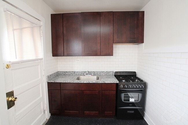 Building Photo - 6364 N Hermitage Ave
