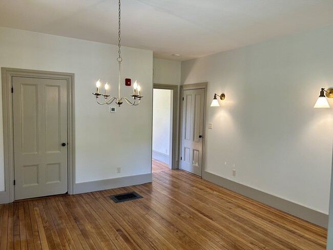 Building Photo - 831 Lexington Rd