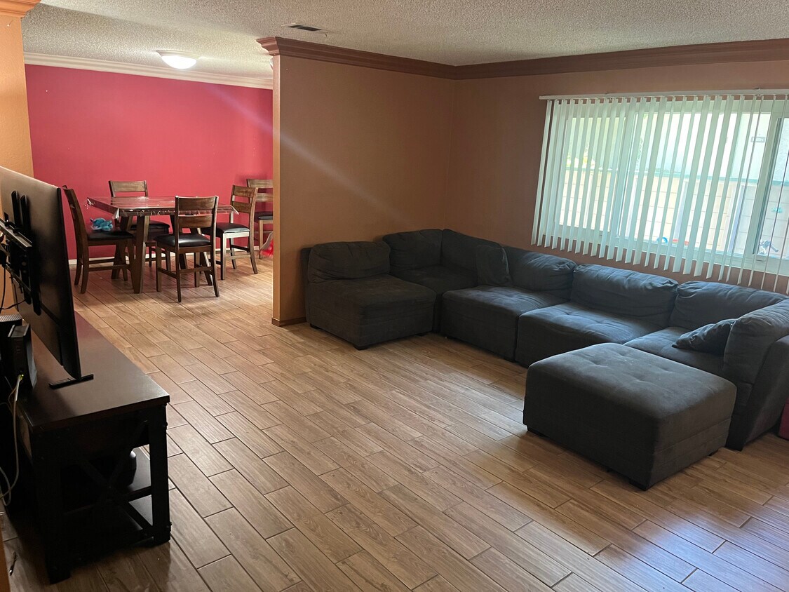 Foto principal - 23540 Newhall Ave