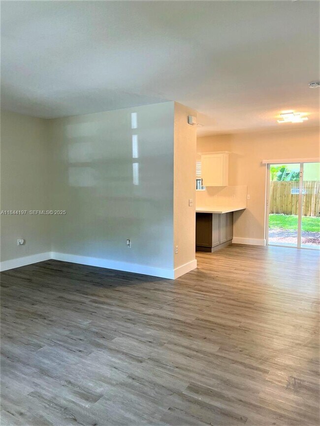 Foto del edificio - 2731 NE 3rd Dr