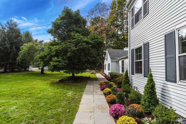 Building Photo - 128 Valley Dr