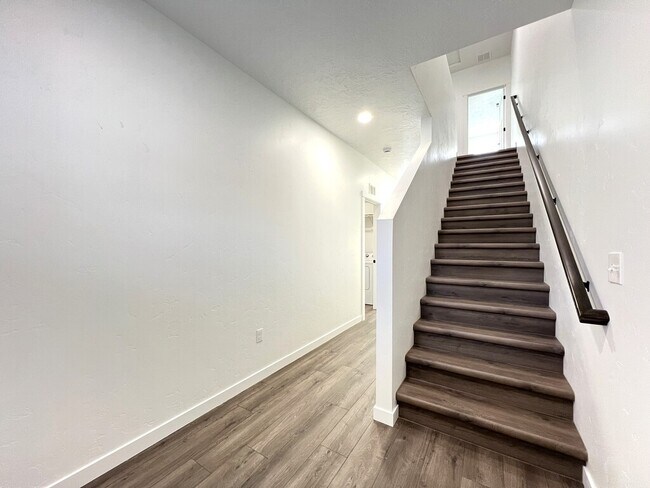 Building Photo - 7 N Fairview St