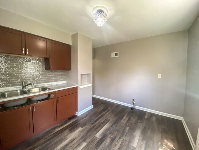 Building Photo - 2 Bedroom Single Family