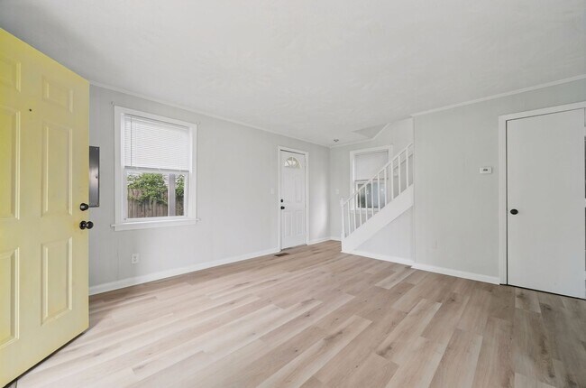Building Photo - 1512 Rolfe Pl