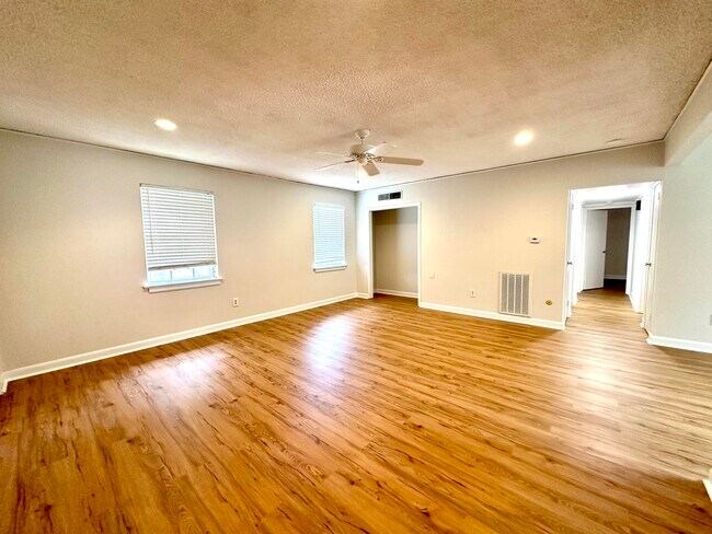 Building Photo - 2846 Walton Way