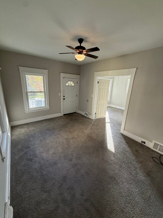 Building Photo - 10303 Sophia Ave