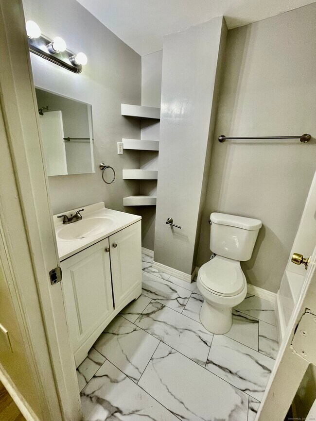 Foto del edificio - 92 W Main St