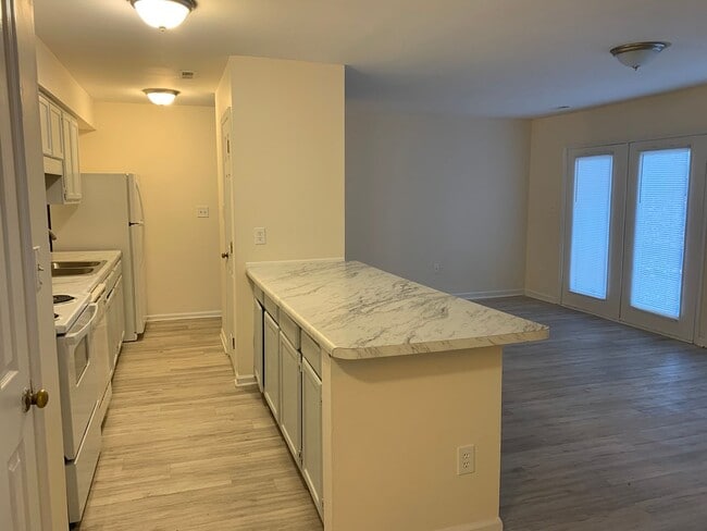 Building Photo - Rent Special! Half Month FREE!