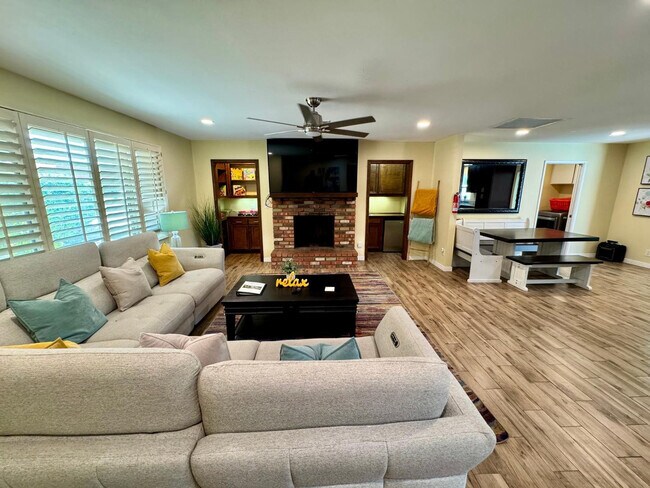 Building Photo - 8238 E Vista Dr
