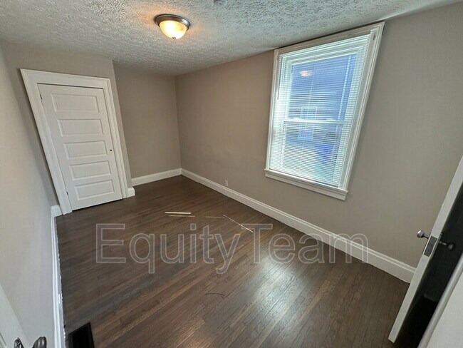 Foto del edificio - 625 Symmes Ave