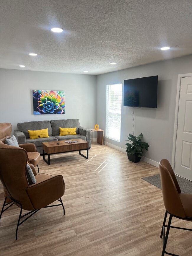 Sala de estar - 3393 Kearsage Dr