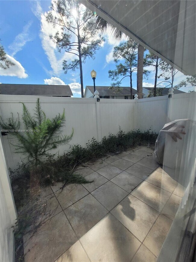 Foto del edificio - 4375 White Pine Ave