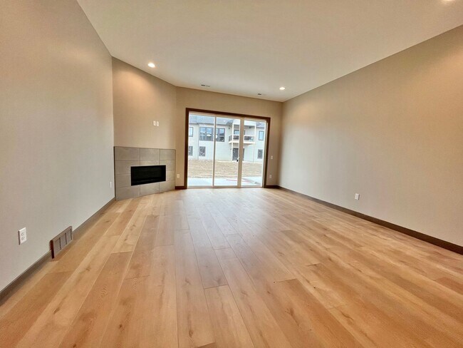 Foto del edificio - 5 Bed/2.5 Bath Twinhome For Rent!!