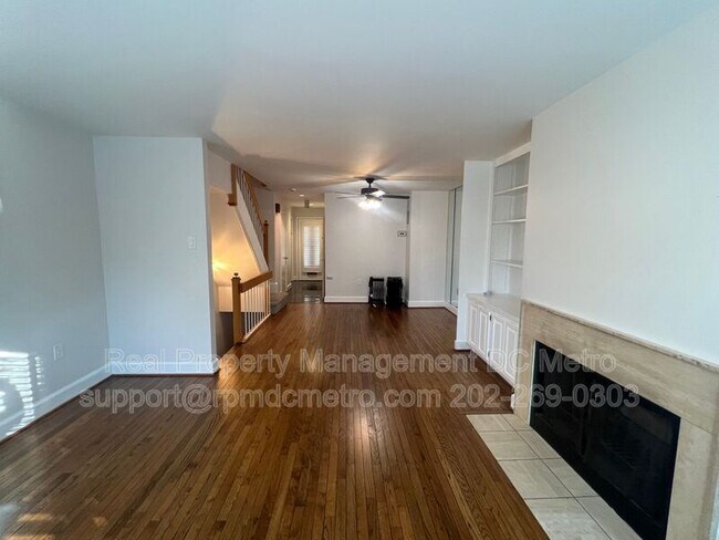 Building Photo - 4371 Embassy Park Dr NW