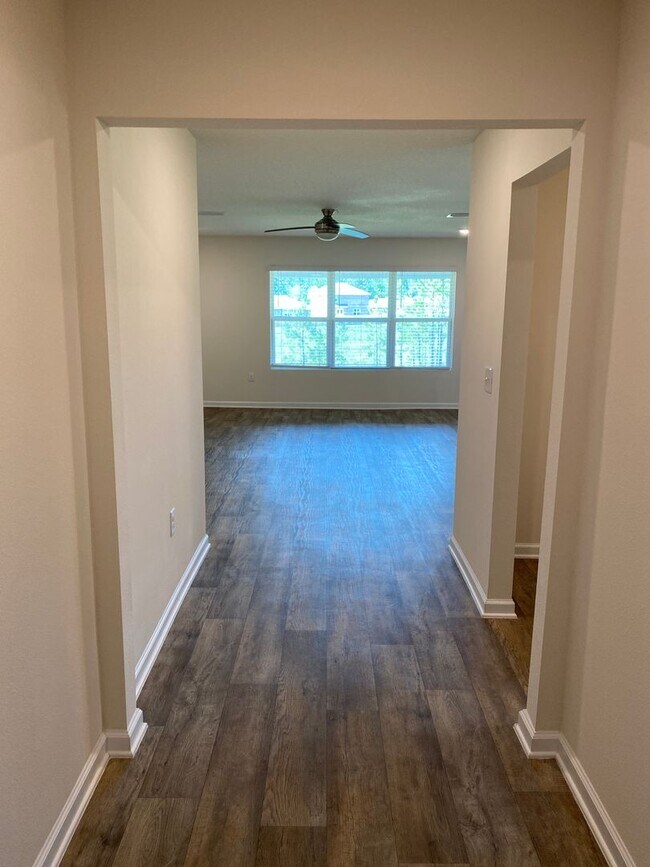 Building Photo - Elegant 4/2 Ready for Summer