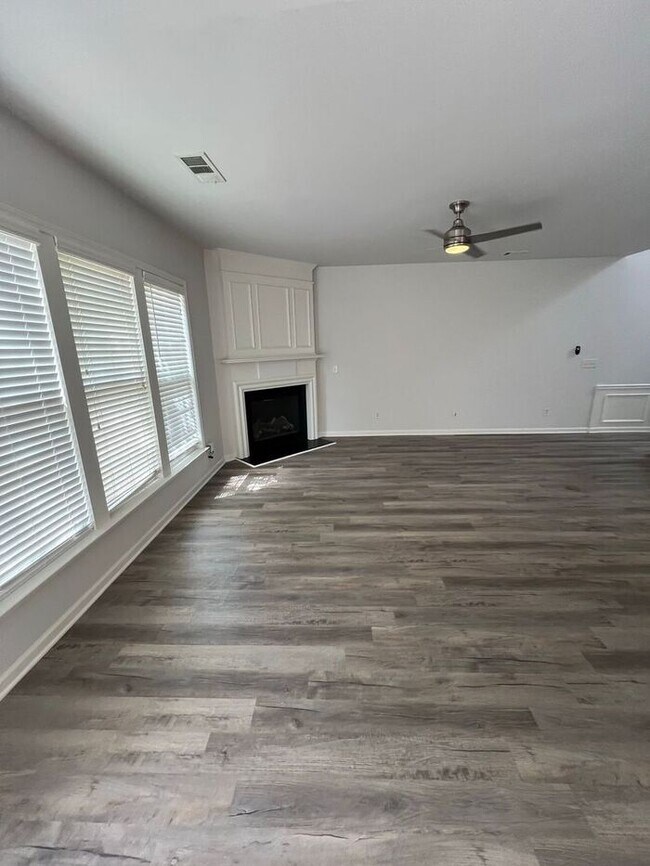 Foto del edificio - NOW READY!!! 3 bed 2.5 bath townhome in Duluth!
