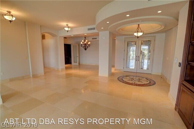 Building Photo - 4 br, 5.5 bath House - 9103 ALTA DR #301