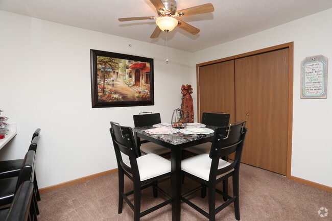 2HAB, 1BA - 960 ft² - Comedor - Breckenridge Estates Apartments