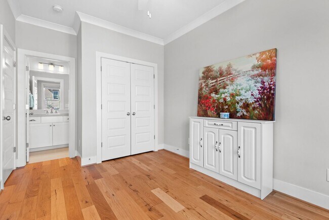Building Photo - Gorgeous 3 level modern farmhouse townhome...
