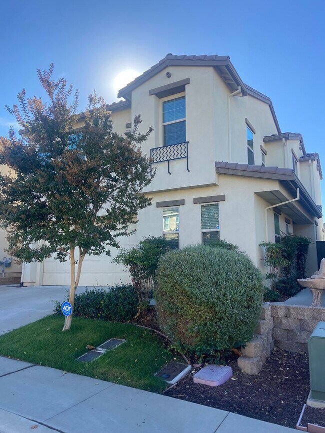 Building Photo - El Dorado Hills Gated Blackstone Community...
