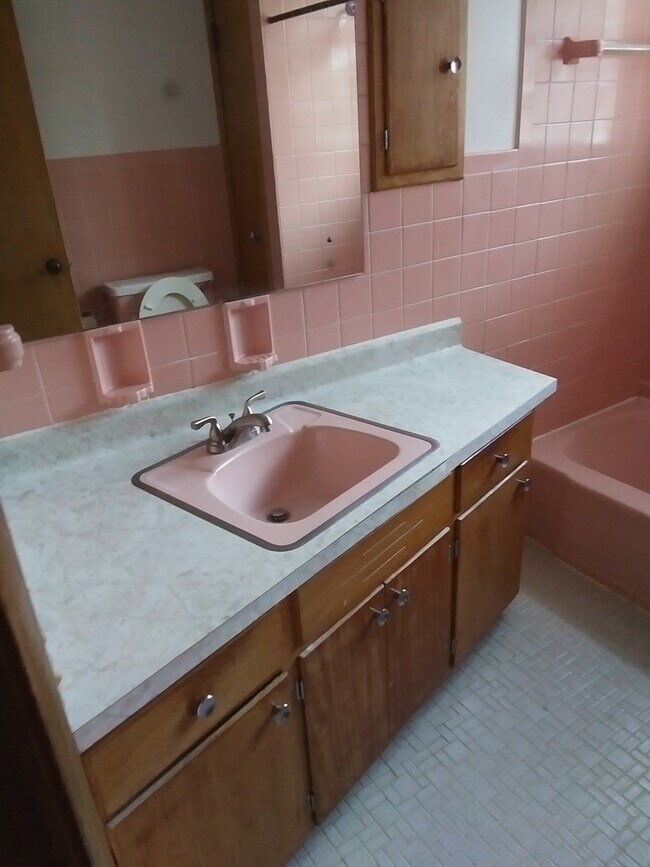 Full bath - 6631 W Villard Ave