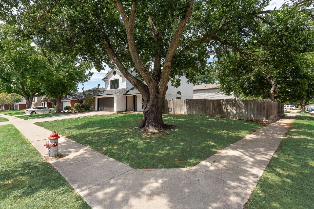 Updated Two-Story Home with Pool – Minutes from Lake Grapevine! - Updated Two-Story Home with Pool – Minutes from Lake Grapevine!