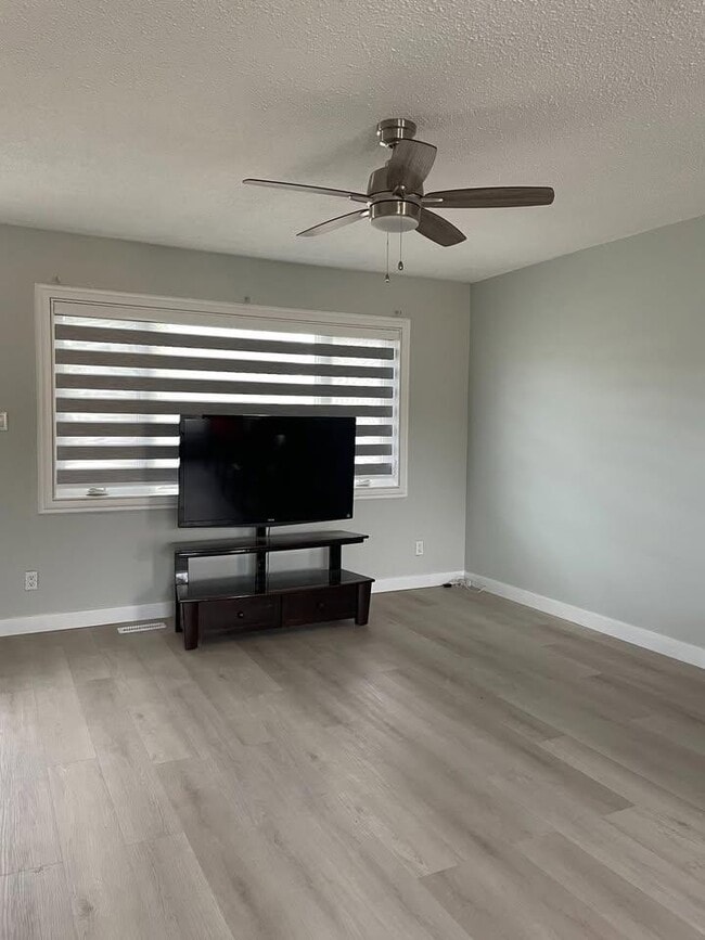 Building Photo - 3.0 bedroom in Edmonton Alberta T6L 2S6