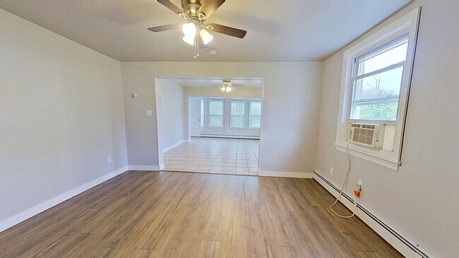 Foto del edificio - 3 Story Detached Home
