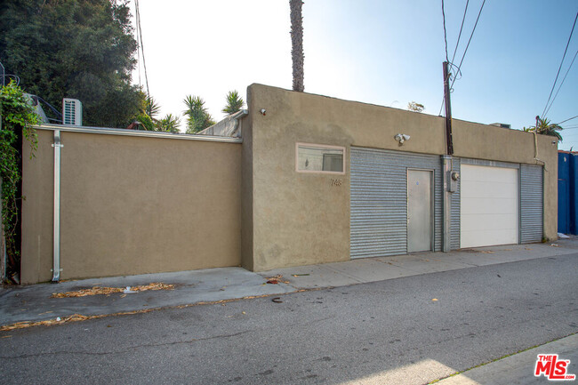 Building Photo - 748 N Citrus Ave