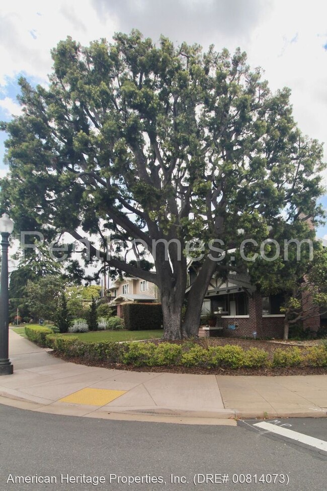 Building Photo - 4 br, 3.5 bath House - 1915 Sunset Blvd.