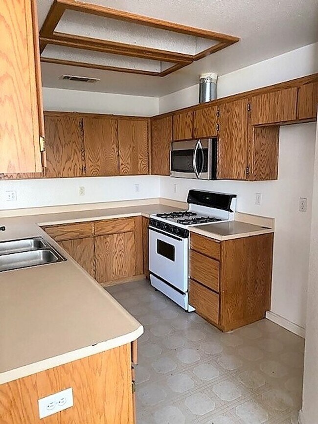 Building Photo - Spacious Duplex in S. Redding