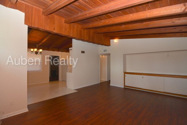 Foto del edificio - 4 Bed/1.5 Bath Near Pendleton King Park