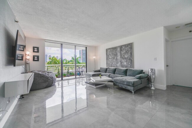 Foto del edificio - 3300 NE 192nd St