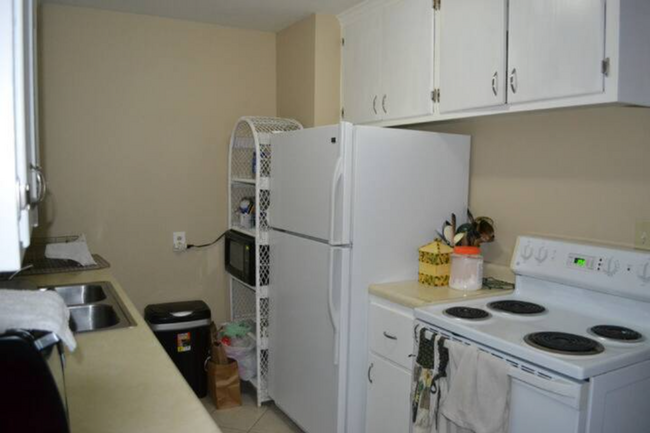 Fully stocked kitchen - 1973 Tatum St