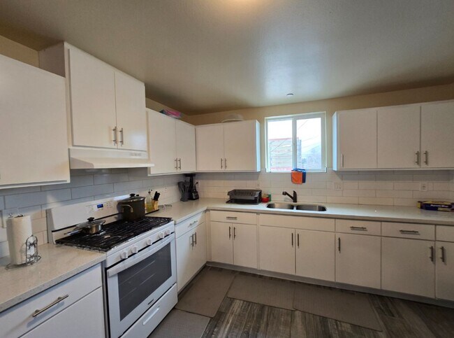 Foto del edificio - All Bed& Bath at 1st ,2 car Assigned Parking Space at back with access alley,tile &laminate floor...