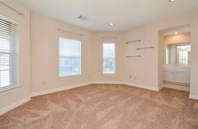 Building Photo - 4034 Glen Cove Dr