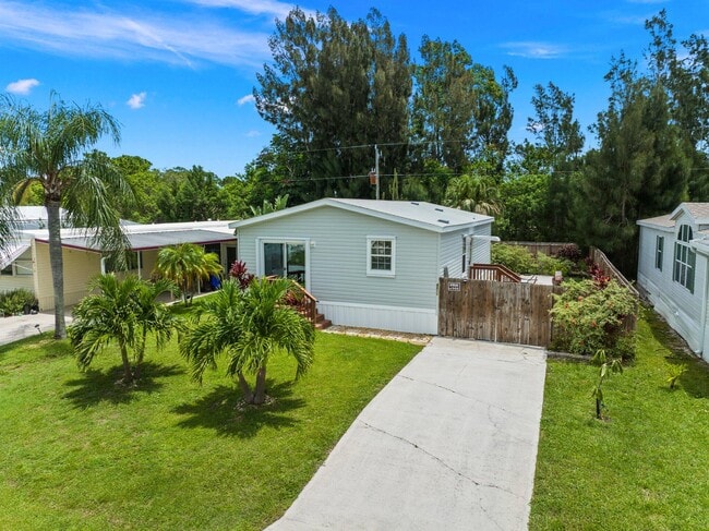 Building Photo - 8011 SE Skylark Ave