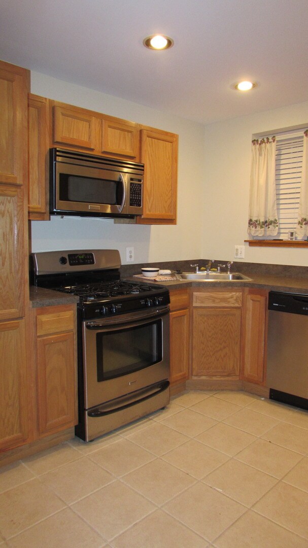 Building Photo - Amazing Rehab Townhome with Deck