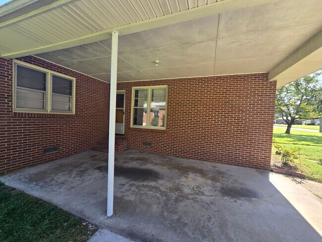 Building Photo - 1210 Oakwood Dr