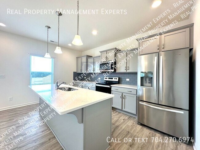Foto del edificio - Must See 4 Bedroom / 2.5 Bath Home with 2 ...