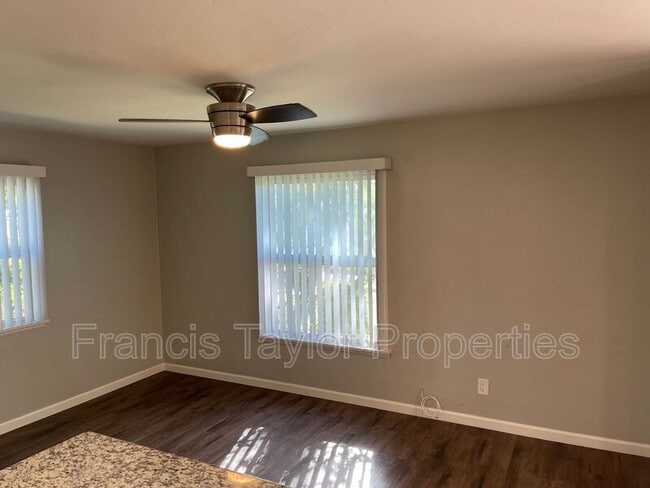 Building Photo - 218 W 8th Ave