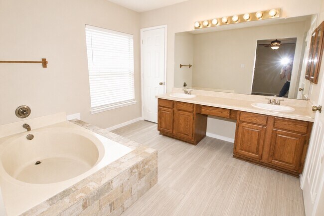Foto del edificio - 3331 Oak Branch Ln