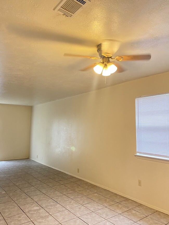 Building Photo - 1512 Pine Ridge Dr