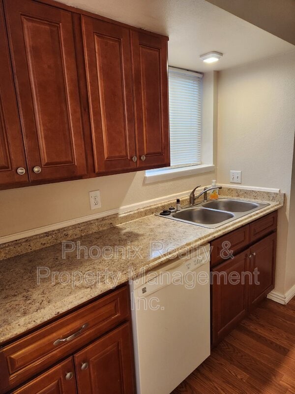 Building Photo - 707 Arrow Ct